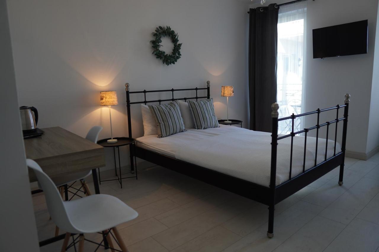 Pod Roza Bed & Breakfast Леба Екстериор снимка